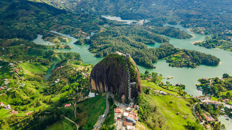 Une vue aérienne de La Piedra del Peñol à Guatapé, Colombie