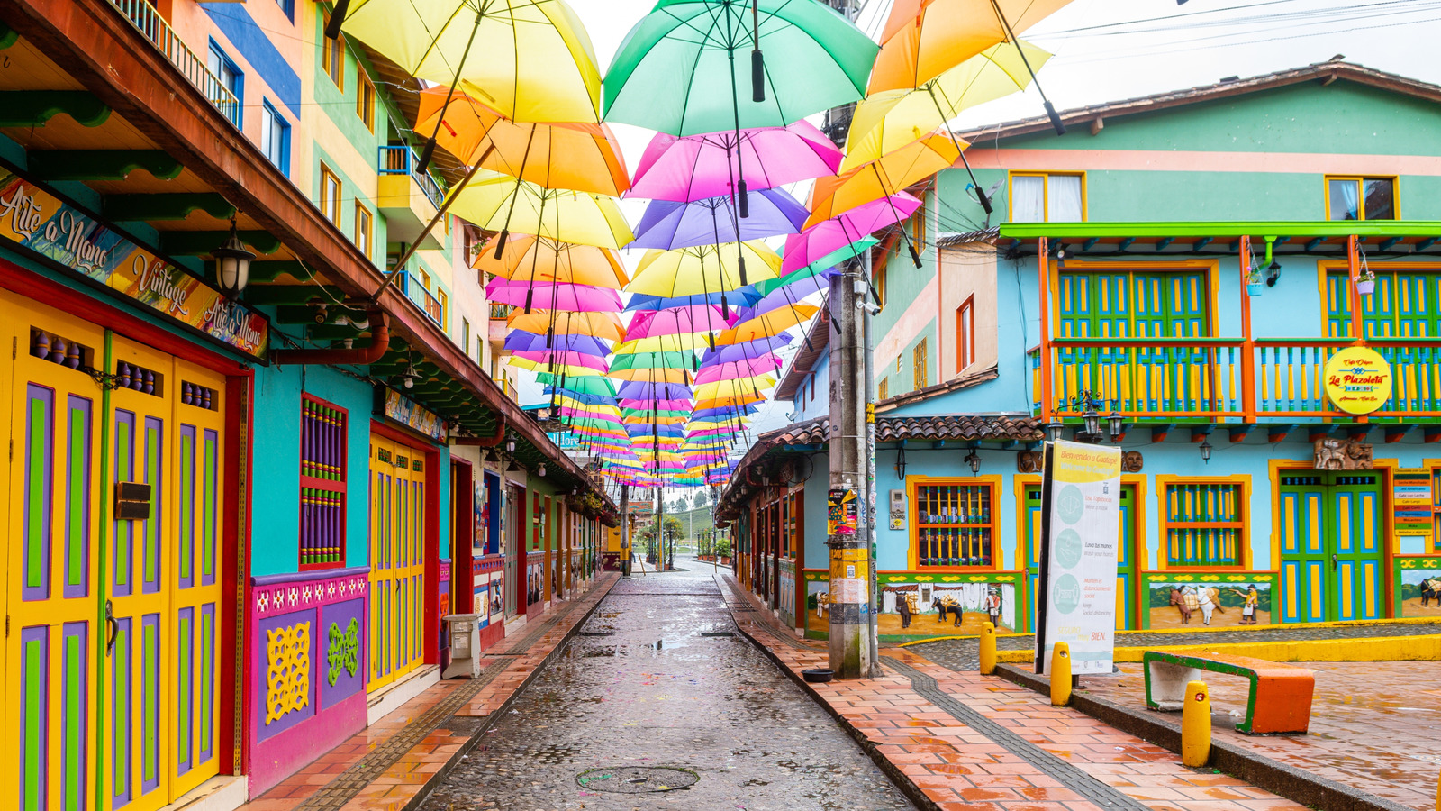 Chaque bâtiment éclate de couleur dans cette charmante ville colombienne entourée d'un lac turquoise