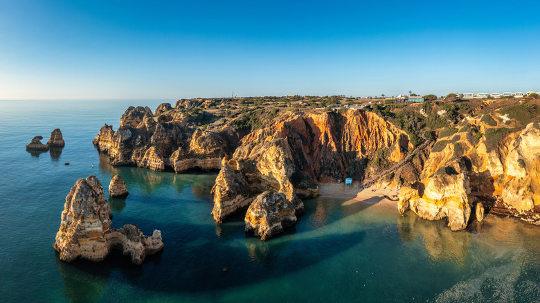 Vue aérienne de la côte rocheuse et de la praia do Camilo Beach Hidden Cove