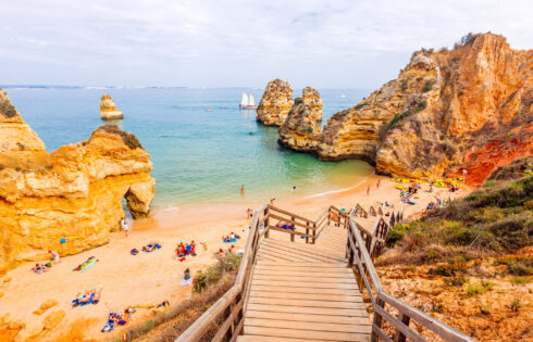 L'une des meilleures plages du Portugal est une crique à couper le souffle à couper le souffle uniquement par des escaliers