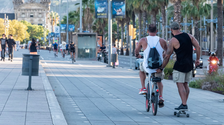 Des hommes à vélo et à la planche à roulettes ont volé une rue à Barcelone, en Espagne