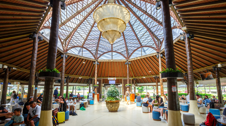 Zone d'attente au terminal de l'aéroport de Koh Samui en Thaïlande