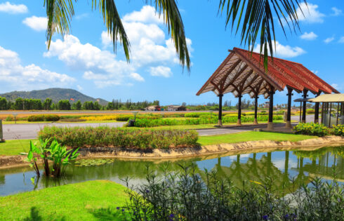 Cet aéroport en Thaïlande est aussi tropical, accueillant et sans stress que sa maison à couper le souffle