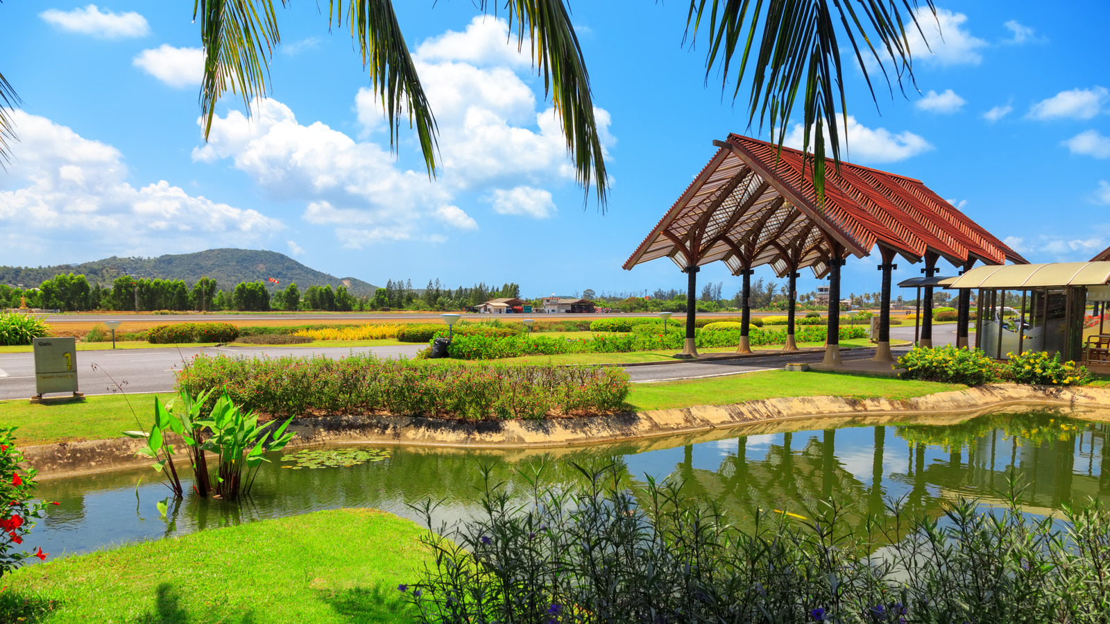 Cet aéroport en Thaïlande est aussi tropical, accueillant et sans stress que sa maison à couper le souffle