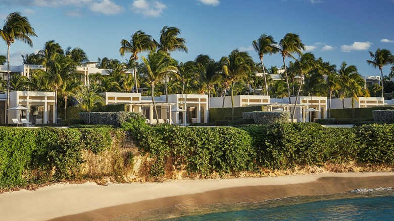 Vue sur les villas en bord de mer lors des quatre saisons d'Anguilla