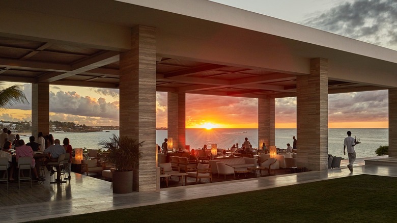 Vue du coucher du soleil au Sunset Lounge au Four Seasons Anguilla