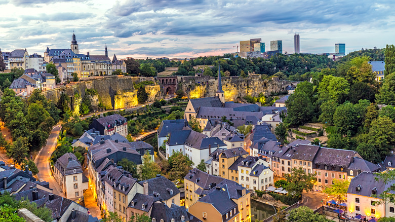 Paysage urbain de la ville du Luxembourg avec château et gratte-ciel, surplombant la vieille ville, au coucher du soleil