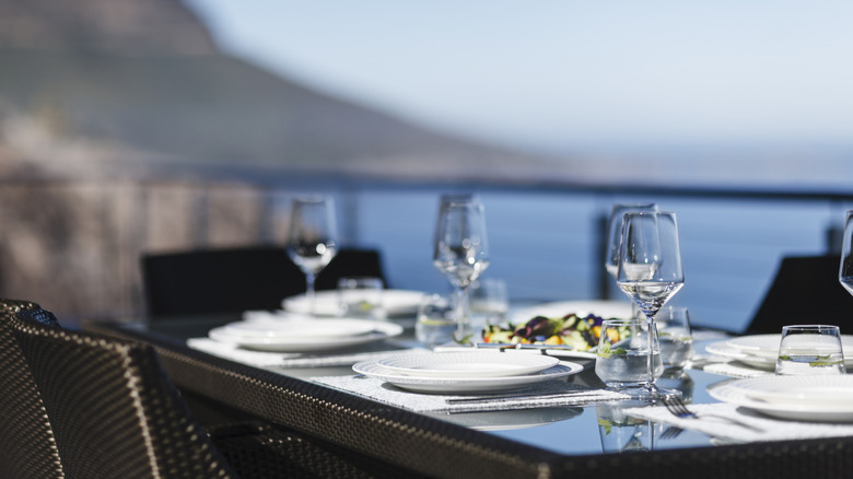 Définir la table au restaurant extérieur au Cap, Afrique du Sud