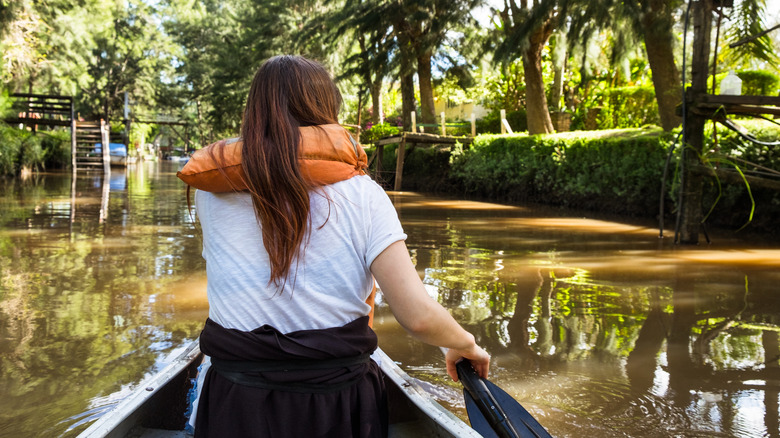 Femme dans la vie des rangs de gilet sur le canal de la rivière Tigre