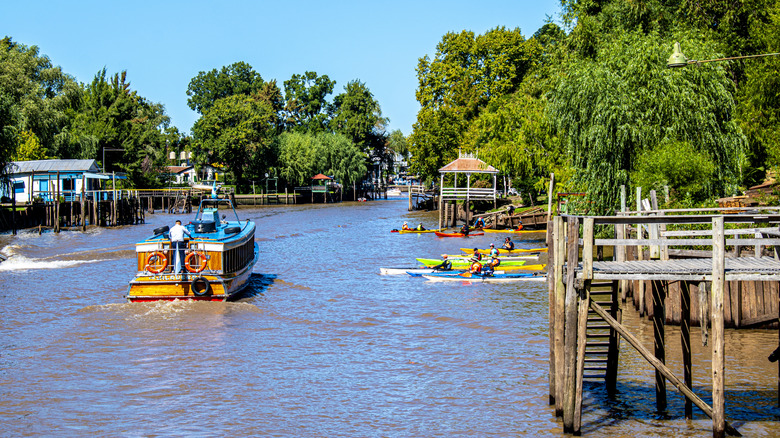 bateaux et kayaks dans le delta de Tigre par une journée ensoleillée