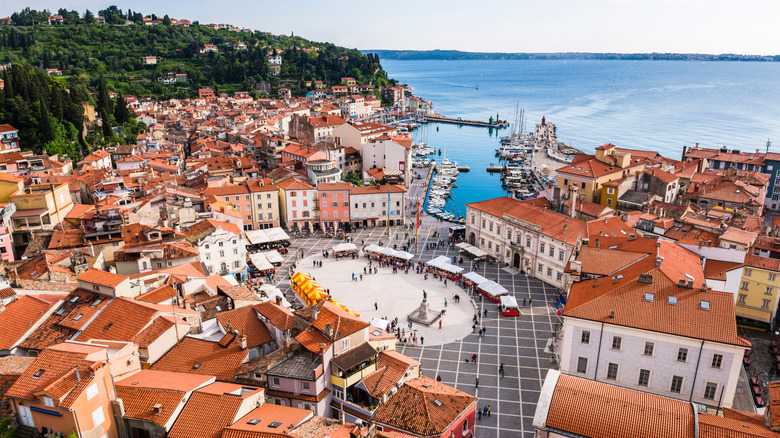 Vue aérienne de Piran, de la place principale de la Slovénie, de la vieille ville et du littoral adriatique