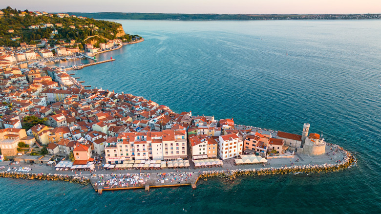 Vue aérienne de Piran, la promenade balnéaire de la Slovénie