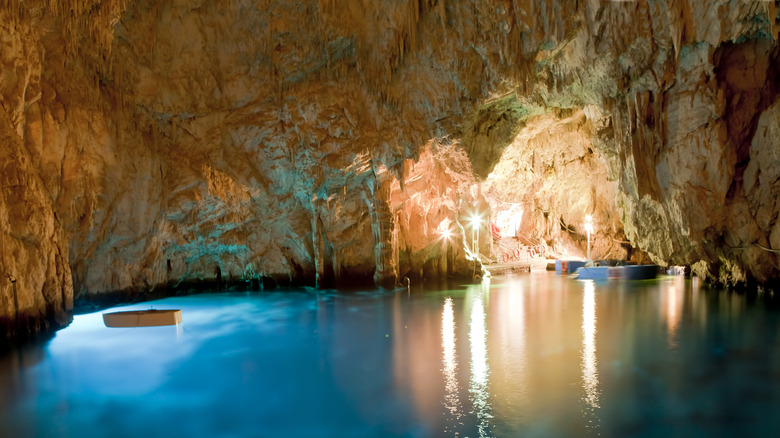 La Grotta dello Smeraldo, également connue sous le nom de Grotte Emerald, à Conca Dei Marini, Italie