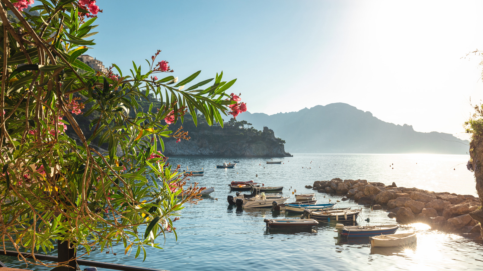 Une escapade en bord de mer rêveuse en Italie est une crique cachée de grottes, de citronniers et de grottes côtières