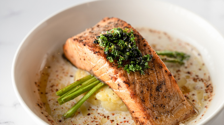 plat crémeux avec saumon et asperges