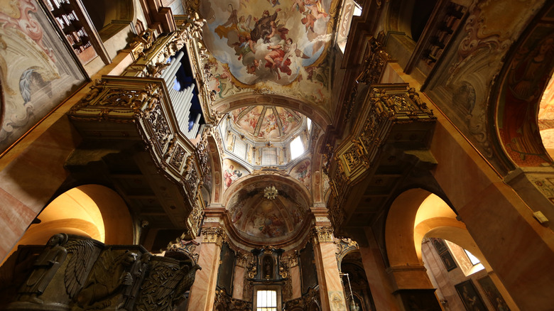 Fresques de plafond à l'intérieur de la basilique di San Giulio sur l'isola San Giulio