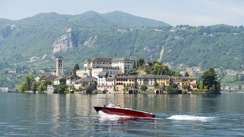 Boat sur le lac Orta avec Isola San Giulio derrière