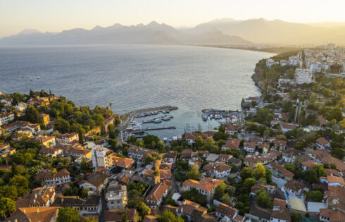 La ville côtière touristique de la Turquie est l'escapade parfaite avec des plages ensoleillées et des ruines anciennes