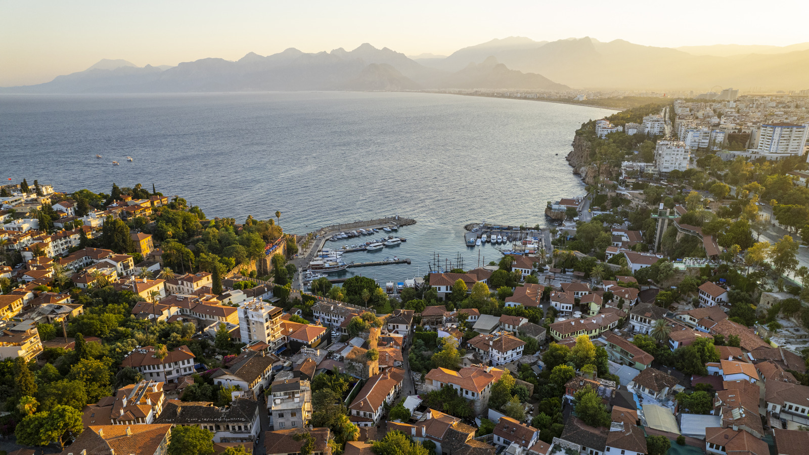 La ville côtière touristique de la Turquie est l'escapade parfaite avec des plages ensoleillées et des ruines anciennes