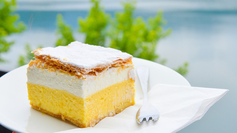Un dessert de Kremšnita de Bled de Slovénie