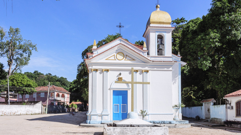 La chapelle Roque São White et Blue sur Ilha de Paqueta, Brésil