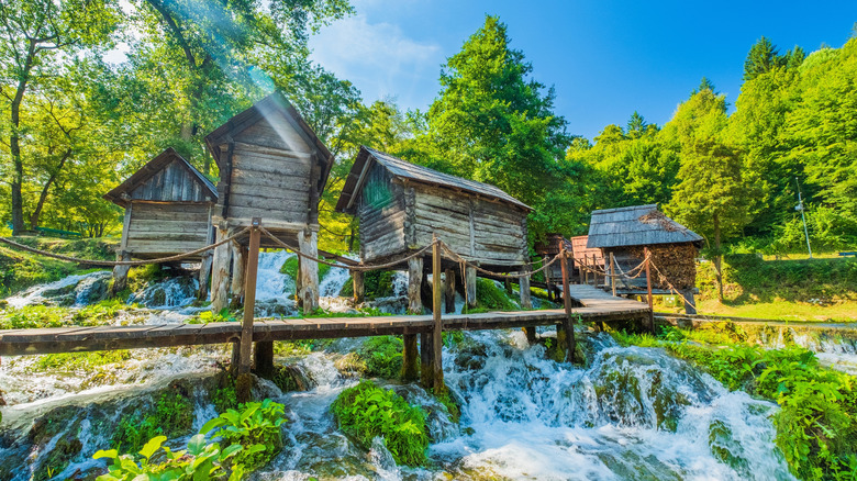 De vieilles moulins en bois ont piqué sur une cascade à Jajce, en Bosnie et Herzégovine