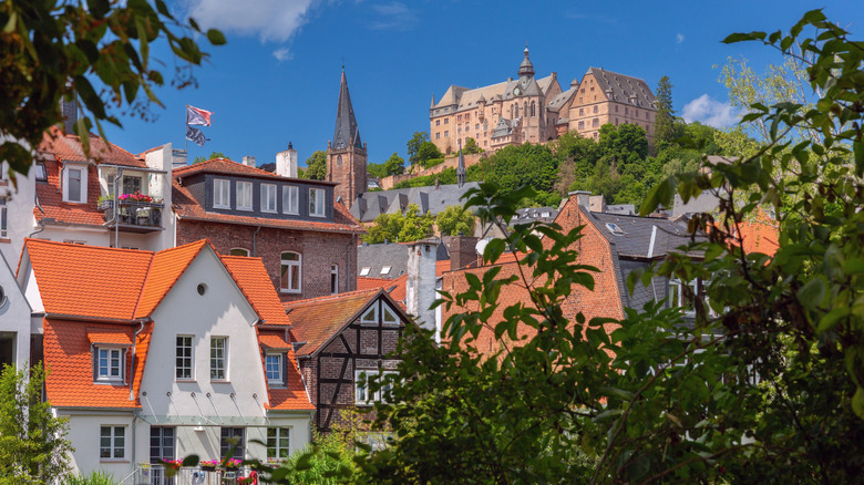 La ville allemande de Marburg, allongée sous un château