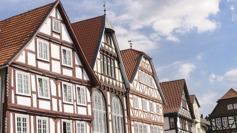 Maisons traditionnelles à demi-pas dans un petit village allemand