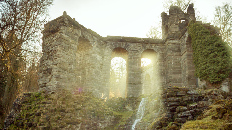 Des ruines de la tour au-dessus d'une cascade près de Kassel, en Allemagne,