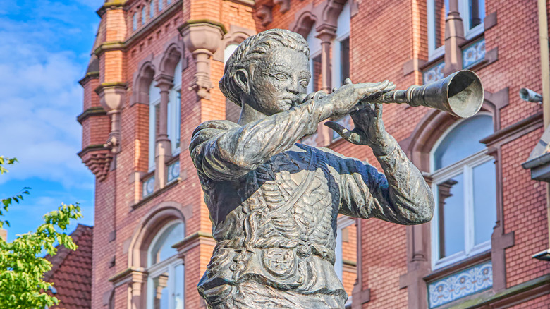 Statue d'un piper de pipe à Hamelin, en Allemagne,