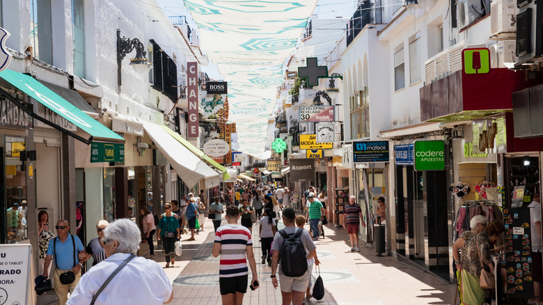 Les rues animées de Torremolinos, Espagne