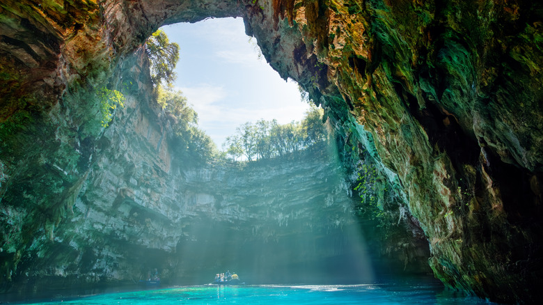 Sunlight s'étend sur les plaisanciers du lac Melissani sur l'île de Kefalonie, en Grèce