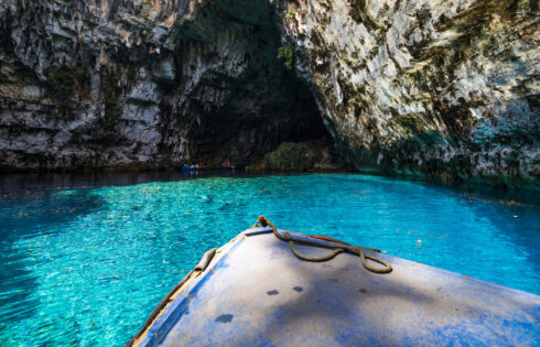 L'un des meilleurs lacs du monde se trouve dans une grotte grecque mystique offrant une aventure de navigation onirique