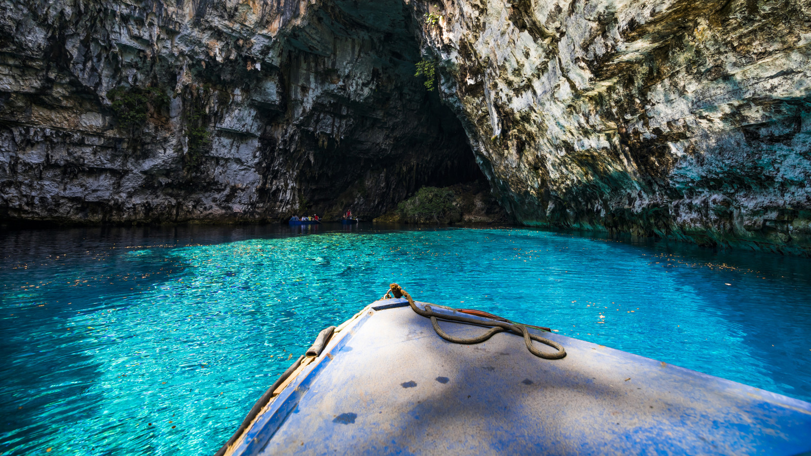L'un des meilleurs lacs du monde se trouve dans une grotte grecque mystique offrant une aventure de navigation onirique