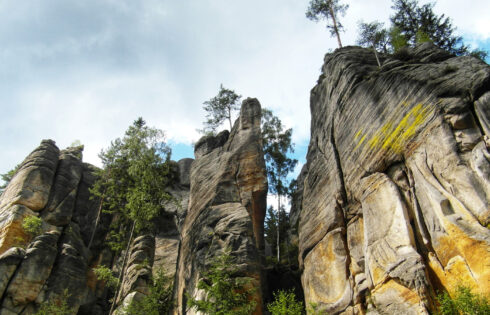 La «ville des rochers» de Tchéie est un parc national avec des sentiers impressionnants et uniques et une beauté enchanteresse en pierre
