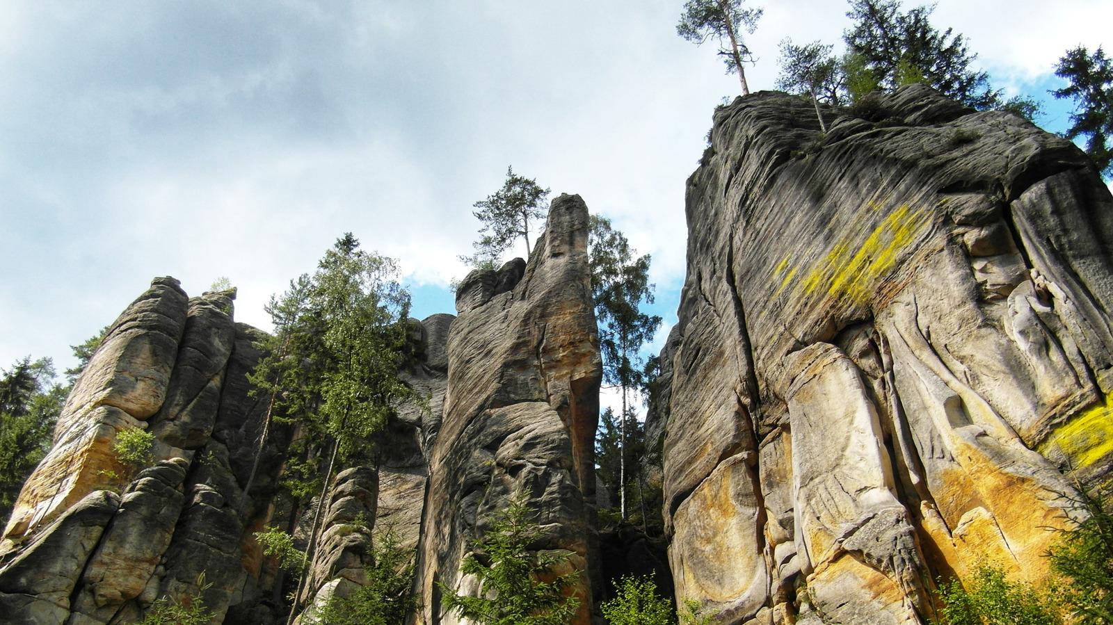 La «ville des rochers» de Tchéie est un parc national avec des sentiers impressionnants et uniques et une beauté enchanteresse en pierre