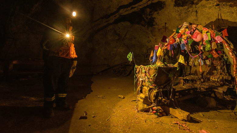 Miner en priant un alter dans le chorolque Cerro, à Potosi, en Bolivie