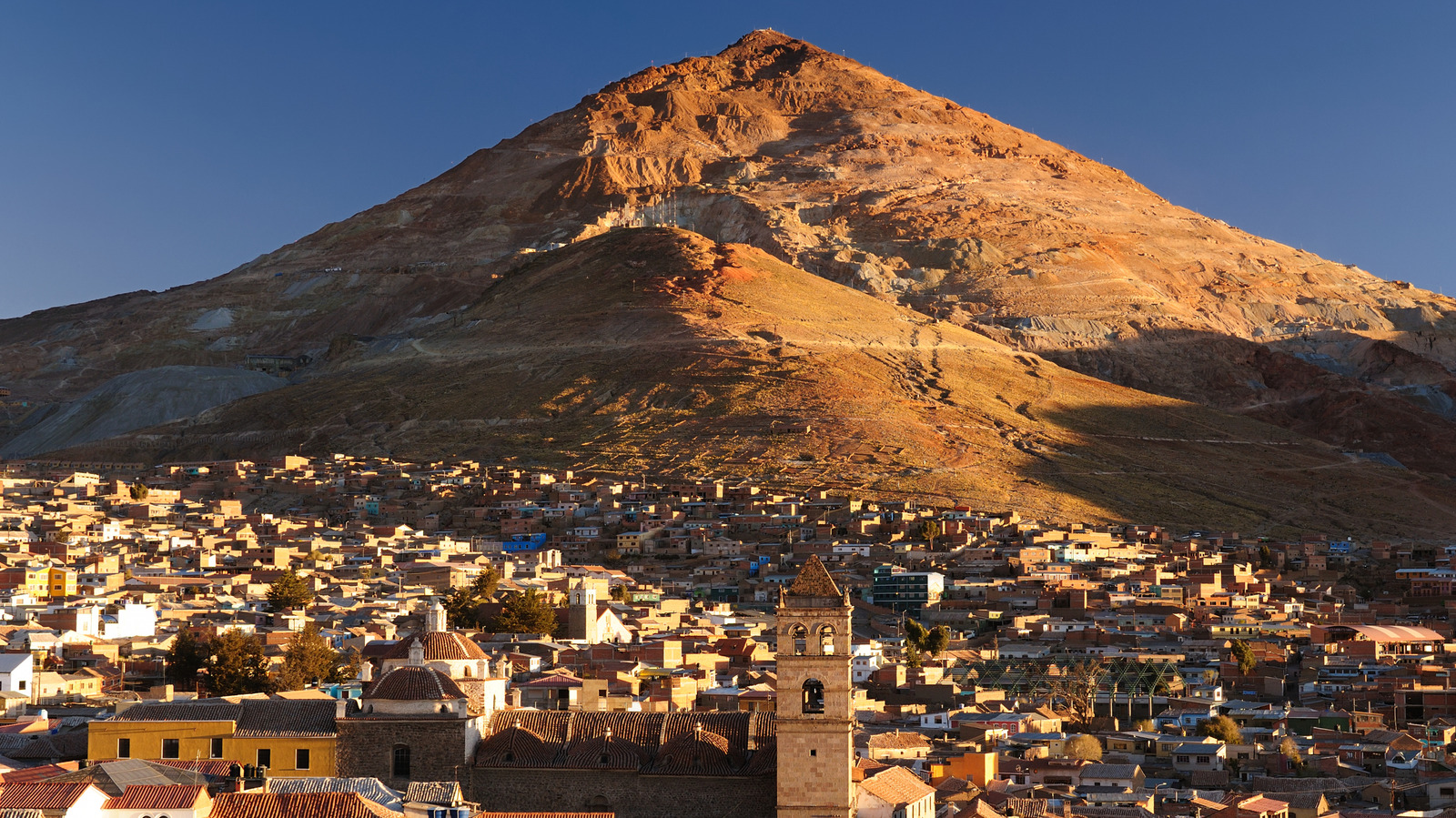 Un site de mine actif est la principale attraction touristique de cette destination touristique sombre en Bolivie