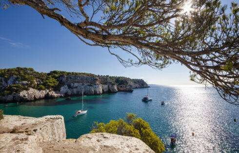 L'île éblouissante de l'Espagne propose une escapade ensoleillée luxueuse avec des eaux turquoise, des vieilles villes et une cuisine savoureuse