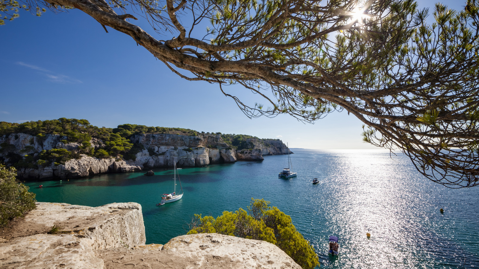 L'île éblouissante de l'Espagne propose une escapade ensoleillée luxueuse avec des eaux turquoise, des vieilles villes et une cuisine savoureuse