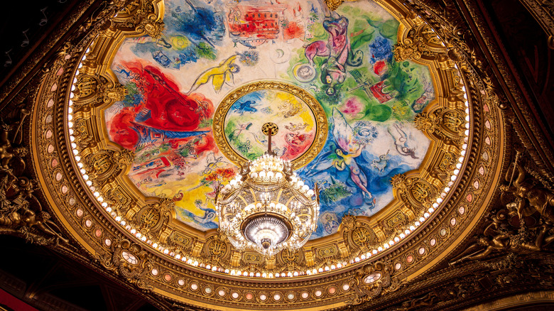 Un gros plan de la peinture de Chagall du dôme de l'opéra Garnier