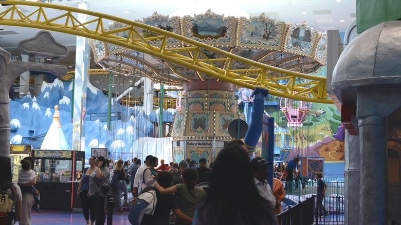 Les visiteurs se promènent par carrousel à Galaxyland à Edmonton Mall