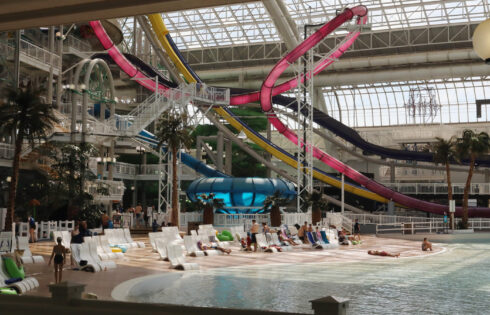 Le deuxième centre commercial de l'Amérique du Nord a des montagnes russes qui coiffent des cheveux et un parc aquatique intérieur