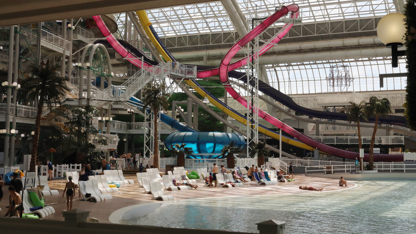 Le deuxième centre commercial de l'Amérique du Nord a des montagnes russes qui coiffent des cheveux et un parc aquatique intérieur