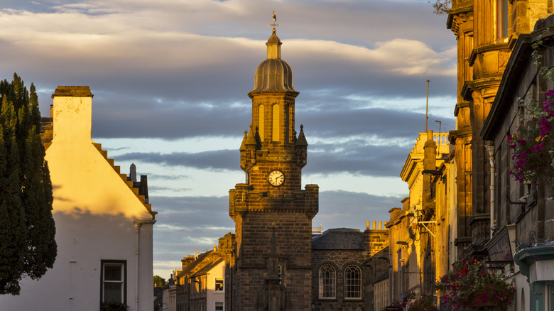 Tolbooth dans le centre-ville de Forres au coucher du soleil