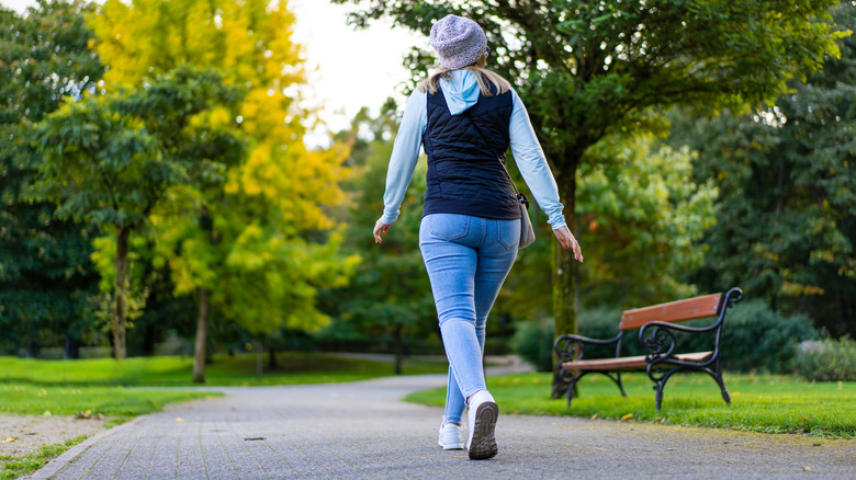 Une femme marchant dans un parc