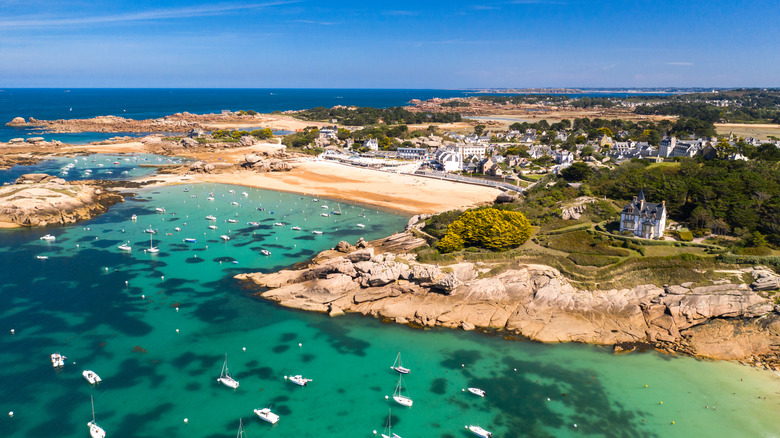 De belles eaux bleues de l'océan Atlantique, parsemées de rochers et de bateaux, à Perros-Guirec, France