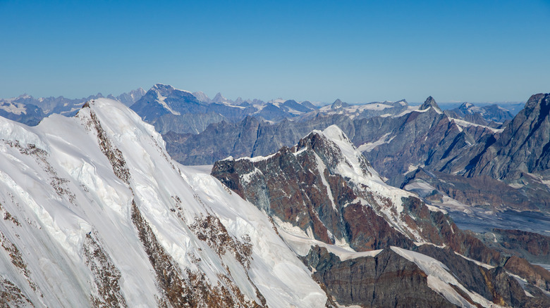 Des sommets de montagne enneigés vus de la cabane Regina Margherita