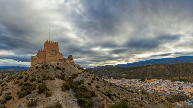 Petit château médiéval sur Desert Hill surplombant la ville et les montagnes de Tabernas