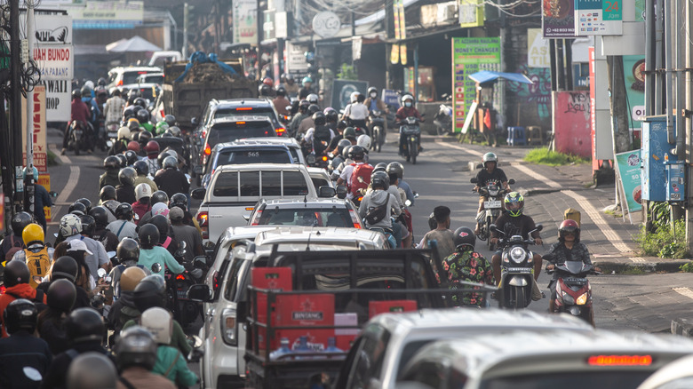 Les gens voyageant dans la circulation des heures de pointe à Cancgu, Bali